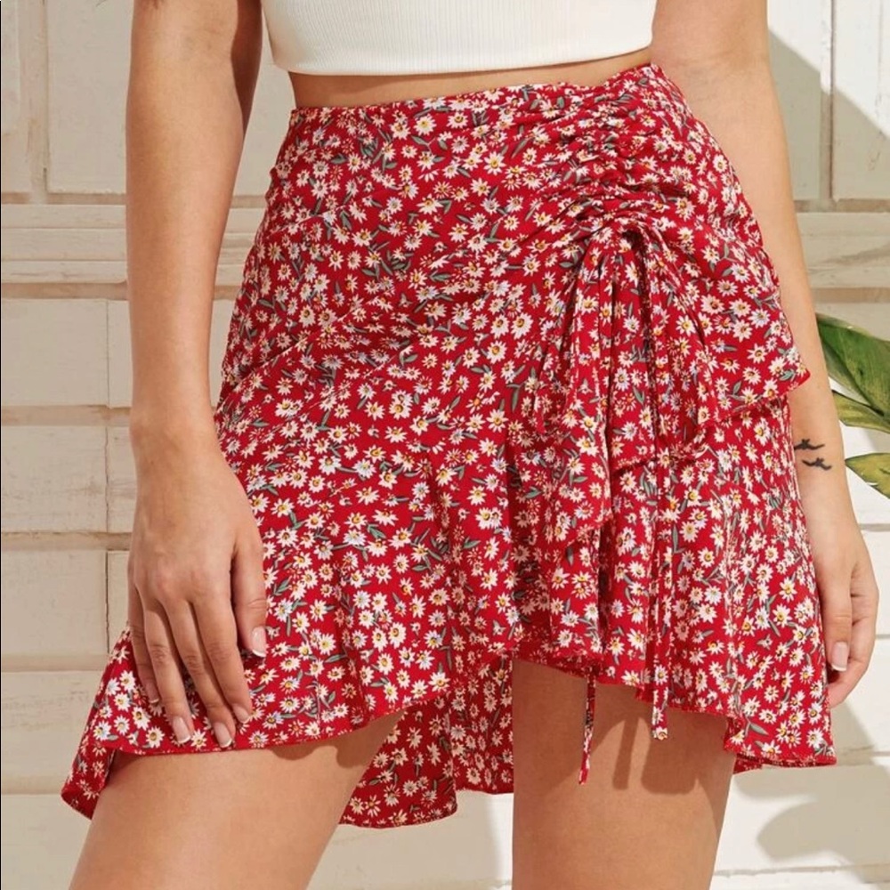Red floral scrunch skirt! NWOT